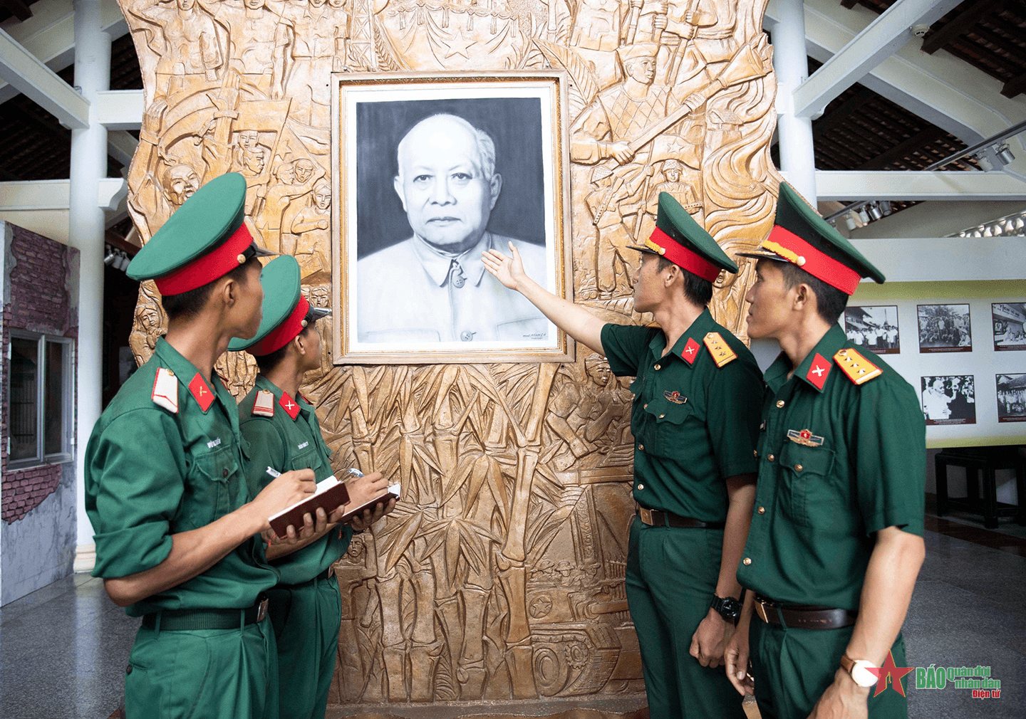 An Giang: Chiến sĩ mới báo công, dâng hương Chủ tịch Tôn Đức Thắng

​