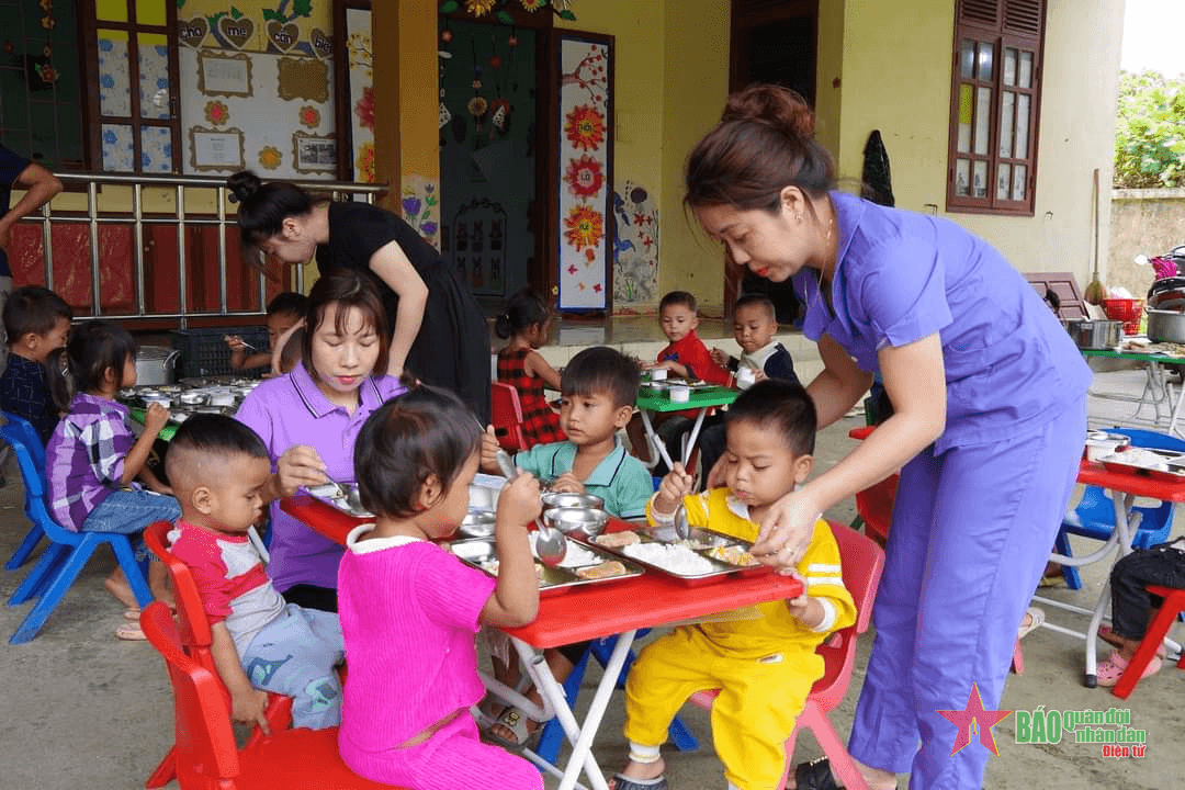 Quảng Bình: "Bữa cơm cho em" - mô hình tiêu biểu gắn kết tình quân, dân