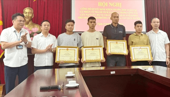 Hà Nội: Khen thưởng 4 công dân dũng cảm cứu người trong vụ cháy ở phố Trung Kính