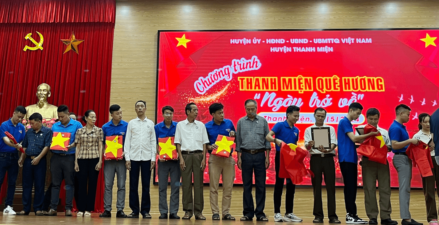 Huyện Thanh Miện (tỉnh Hải Dương): Trao 35 ảnh phục dựng chân dung liệt sĩ