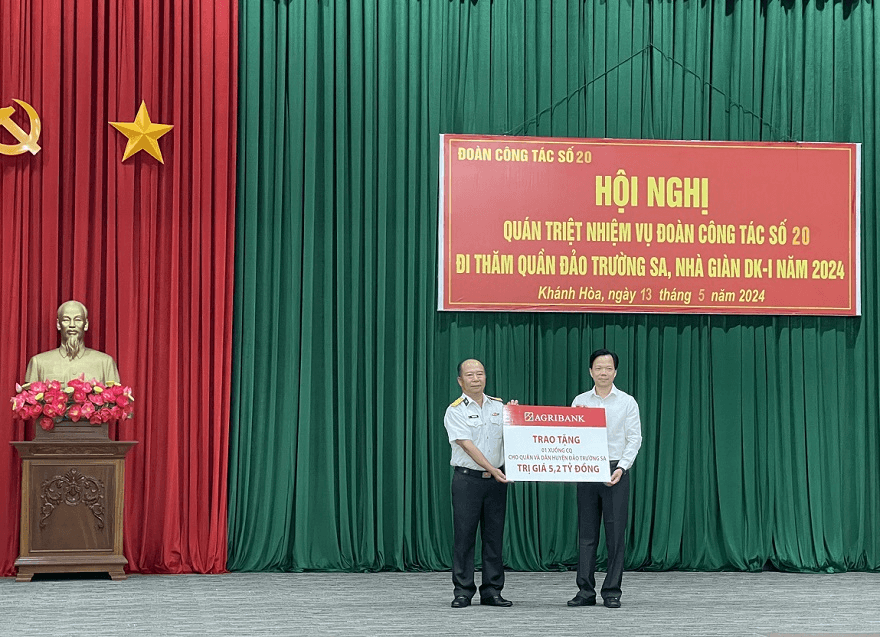 Agribank tặng xuồng CQ và thiết bị cho quân và dân huyện đảo Trường Sa