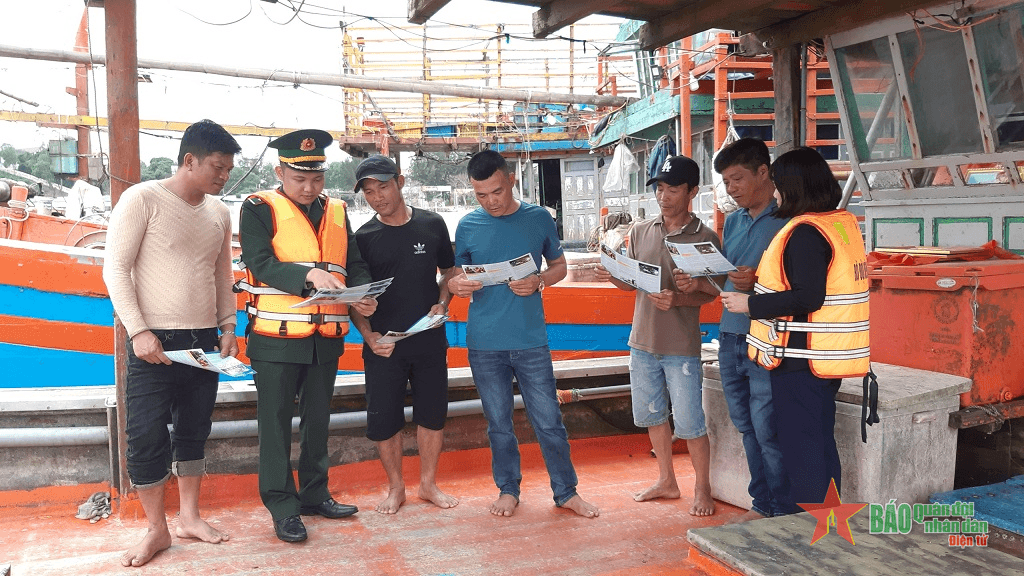 Tỉnh Quảng Bình: Tuyên truyền chống khai thác hải sản bất hợp pháp, không báo cáo và không theo quy định