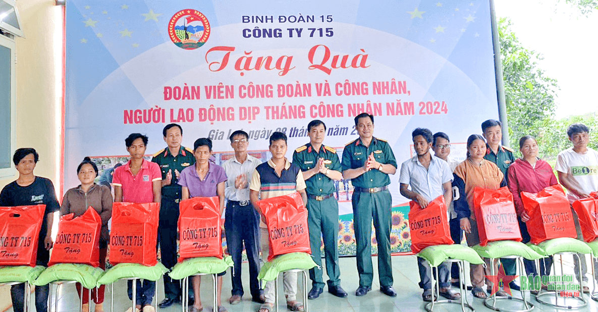 Công ty 715 trao 145 suất quà tặng công nhân, người lao động
