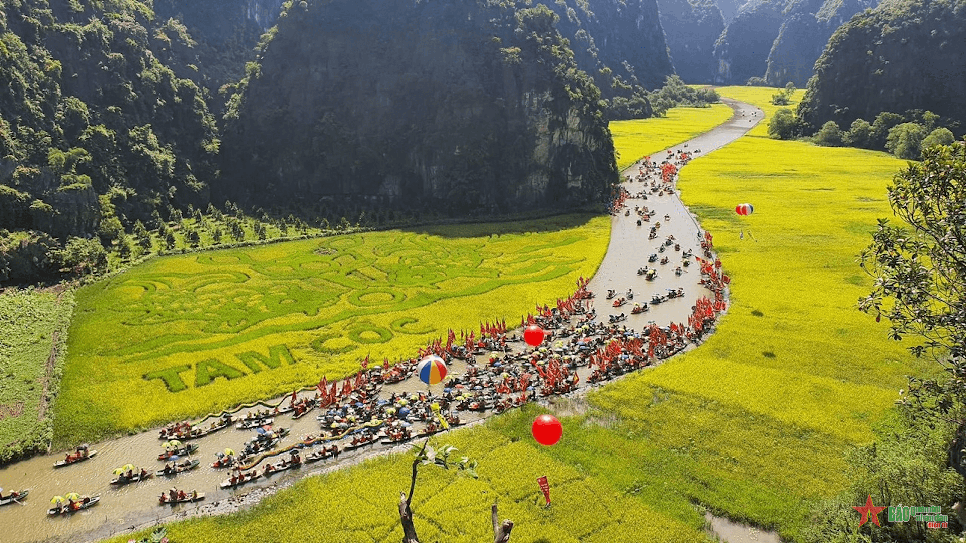 Du khách dự lễ khai mạc Tuần Du lịch Ninh Bình 2024 được đưa đón miễn phí từ Phố cổ Hoa Lư đến Tam Cốc - Bích Động