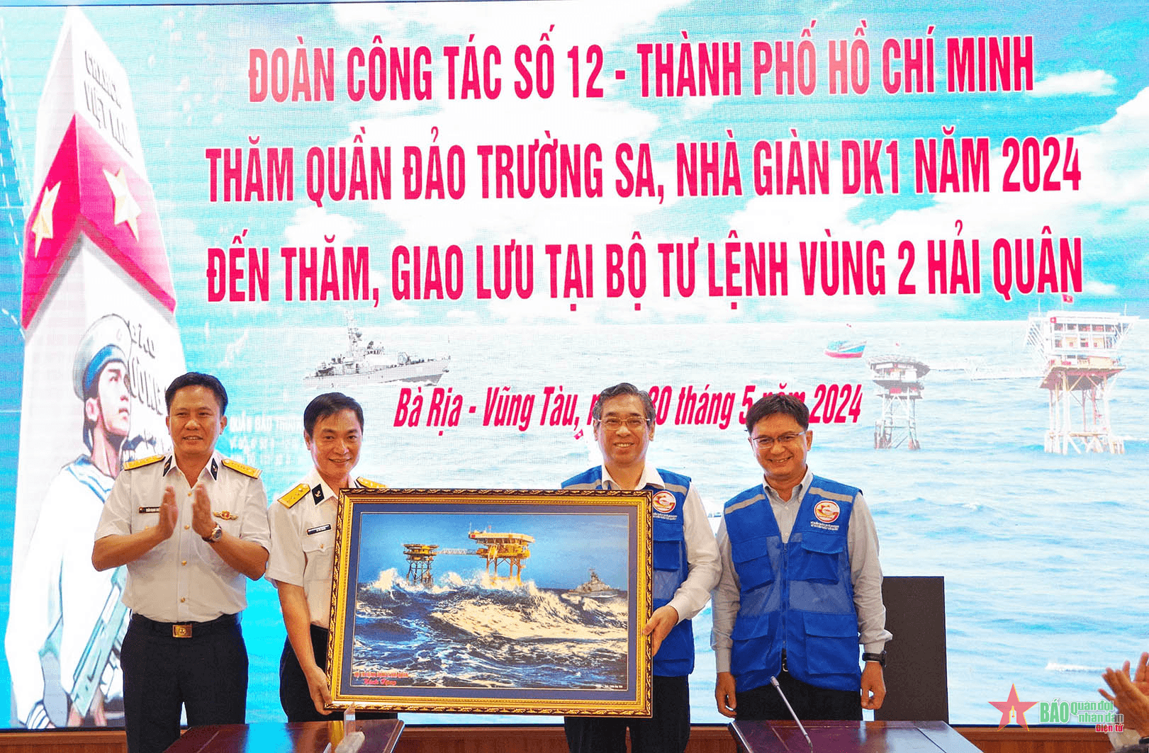 Đoàn công tác số 12 - TP Hồ Chí Minh thăm quần đảo Trường Sa, Nhà giàn DK1 đến thăm và giao lưu tại Vùng 2 Hải quân