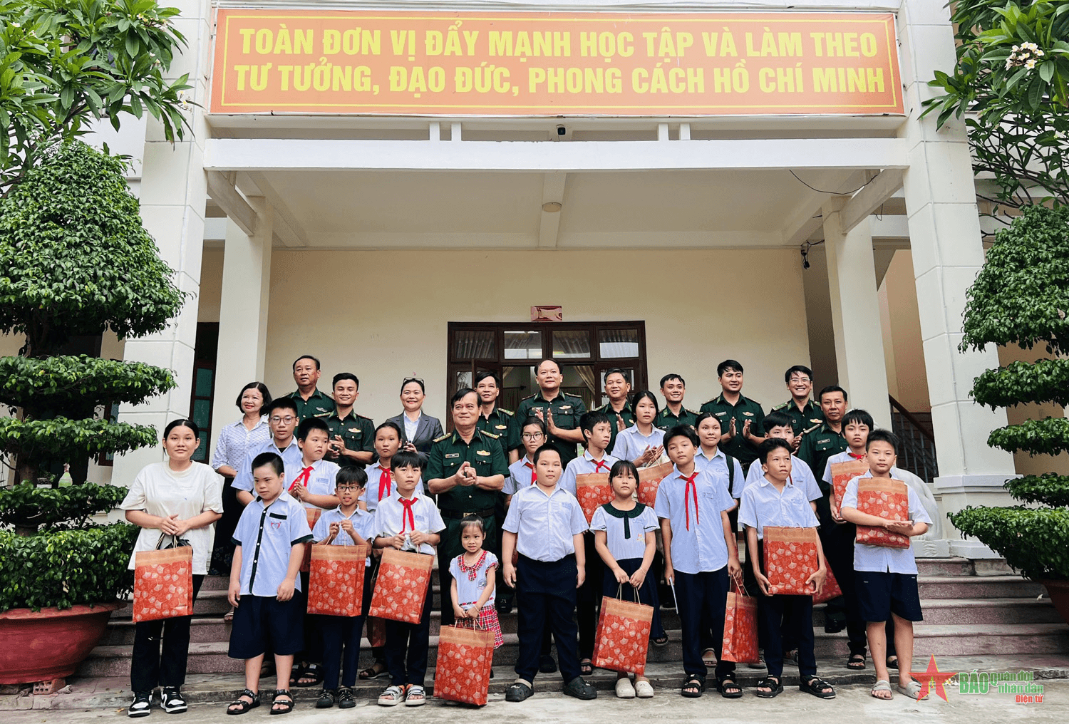 Bộ đội Biên phòng thành phố Đà Nẵng tặng quà học sinh có hoàn cảnh khó khăn