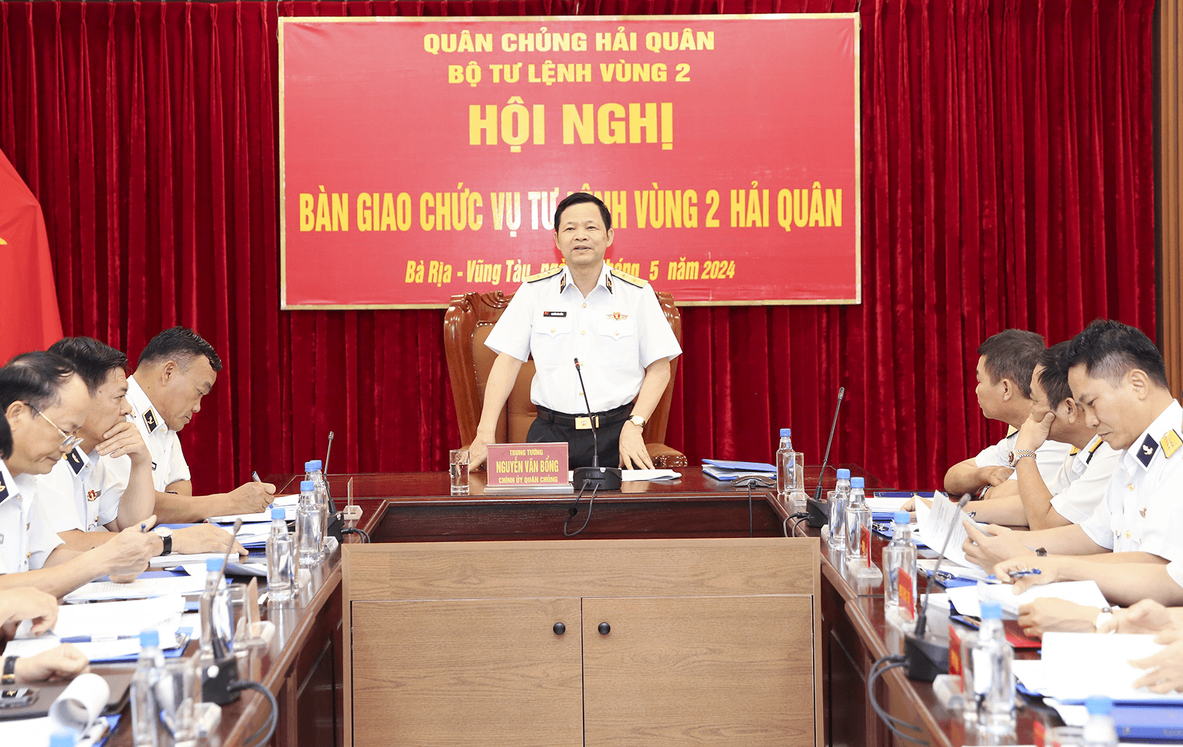 Hội nghị công bố, trao quyết định và bàn giao chức trách, nhiệm vụ Tư lệnh Vùng 2 Hải quân