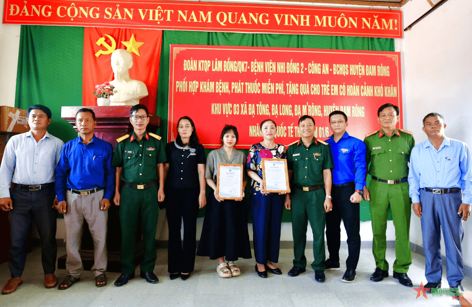 Khám bệnh, cấp thuốc miễn phí và trao quà tặng 700 thiếu nhi