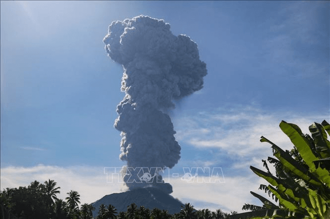 Indonesia: Núi lửa Ibu phun trào, cột tro bụi cao 7km