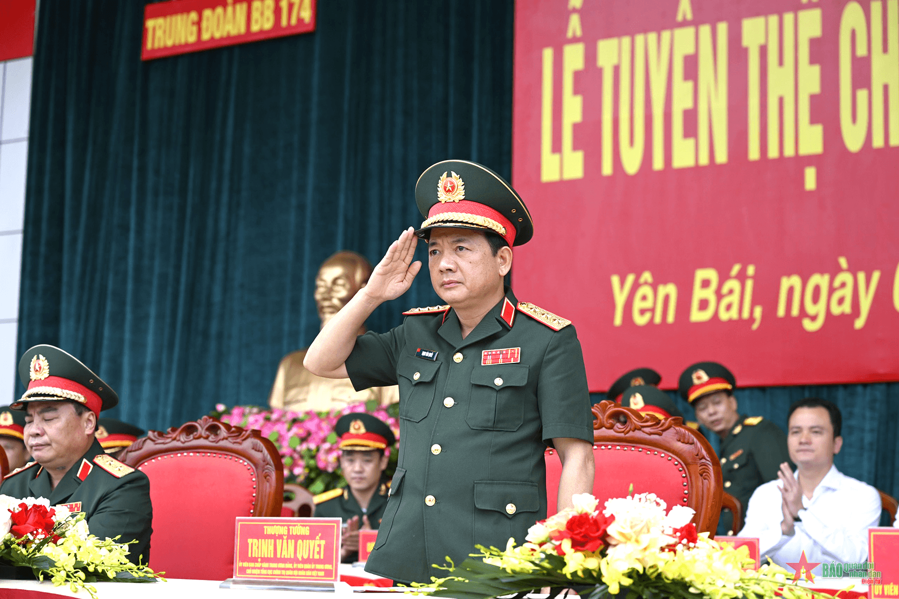 Thượng tướng Trịnh Văn Quyết dự Lễ tuyên thệ chiến sĩ mới tại Trung đoàn 174, Sư đoàn 316, Quân khu 2