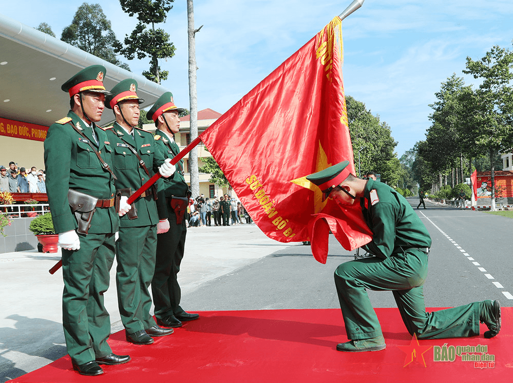 Thượng tướng Phùng Sĩ Tấn dự lễ tuyên thệ chiến sĩ mới tại Sư đoàn 7