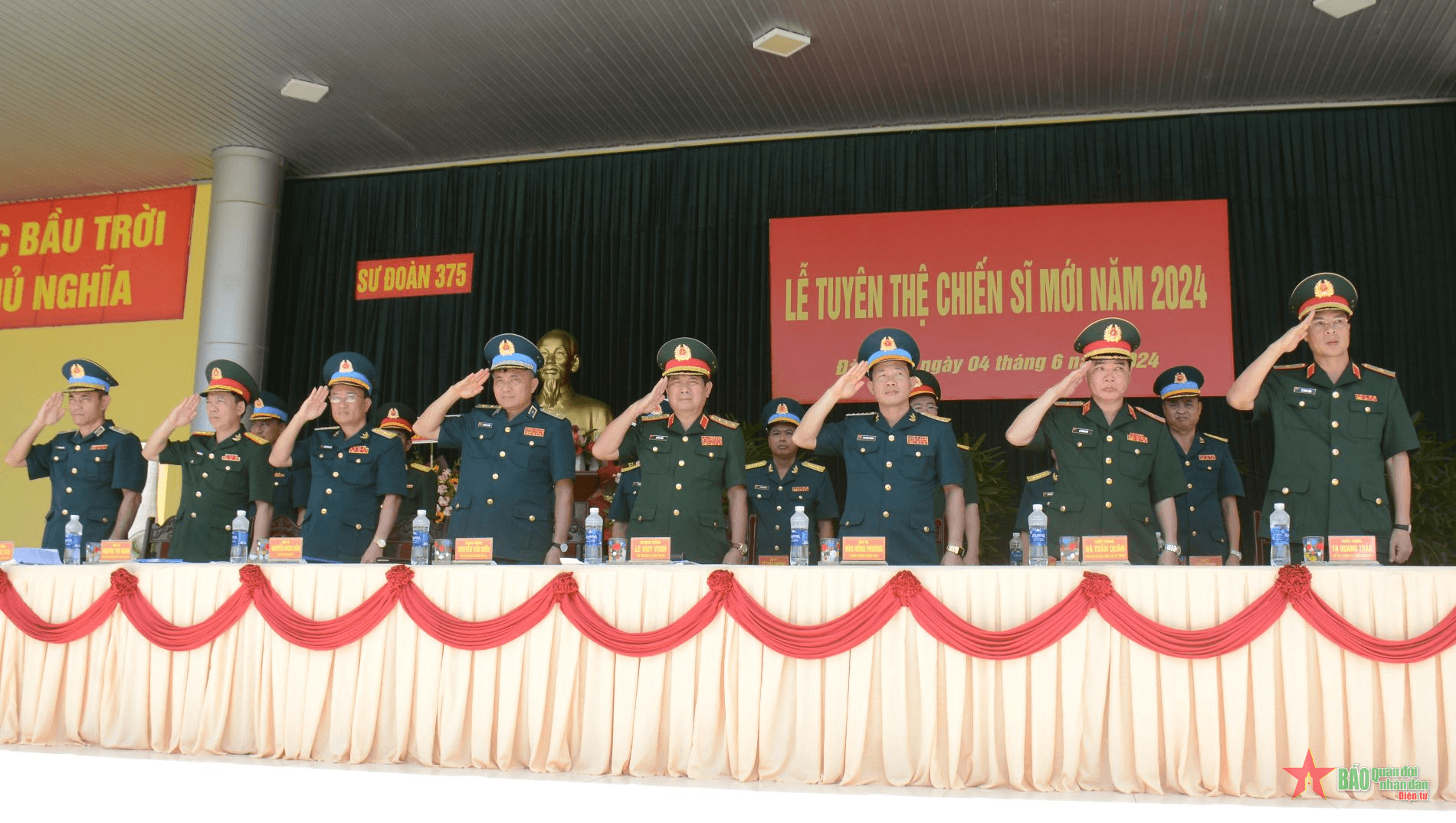 Thượng tướng Lê Huy Vịnh dự Lễ tuyên thệ chiến sĩ mới tại Sư đoàn 375