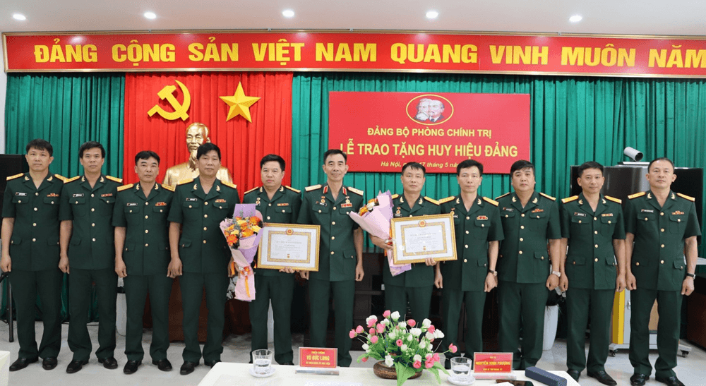 Xây dựng, bồi dưỡng phẩm chất cách mạng Bộ đội Cụ Hồ cho cán bộ, nhân viên Phòng Chính trị