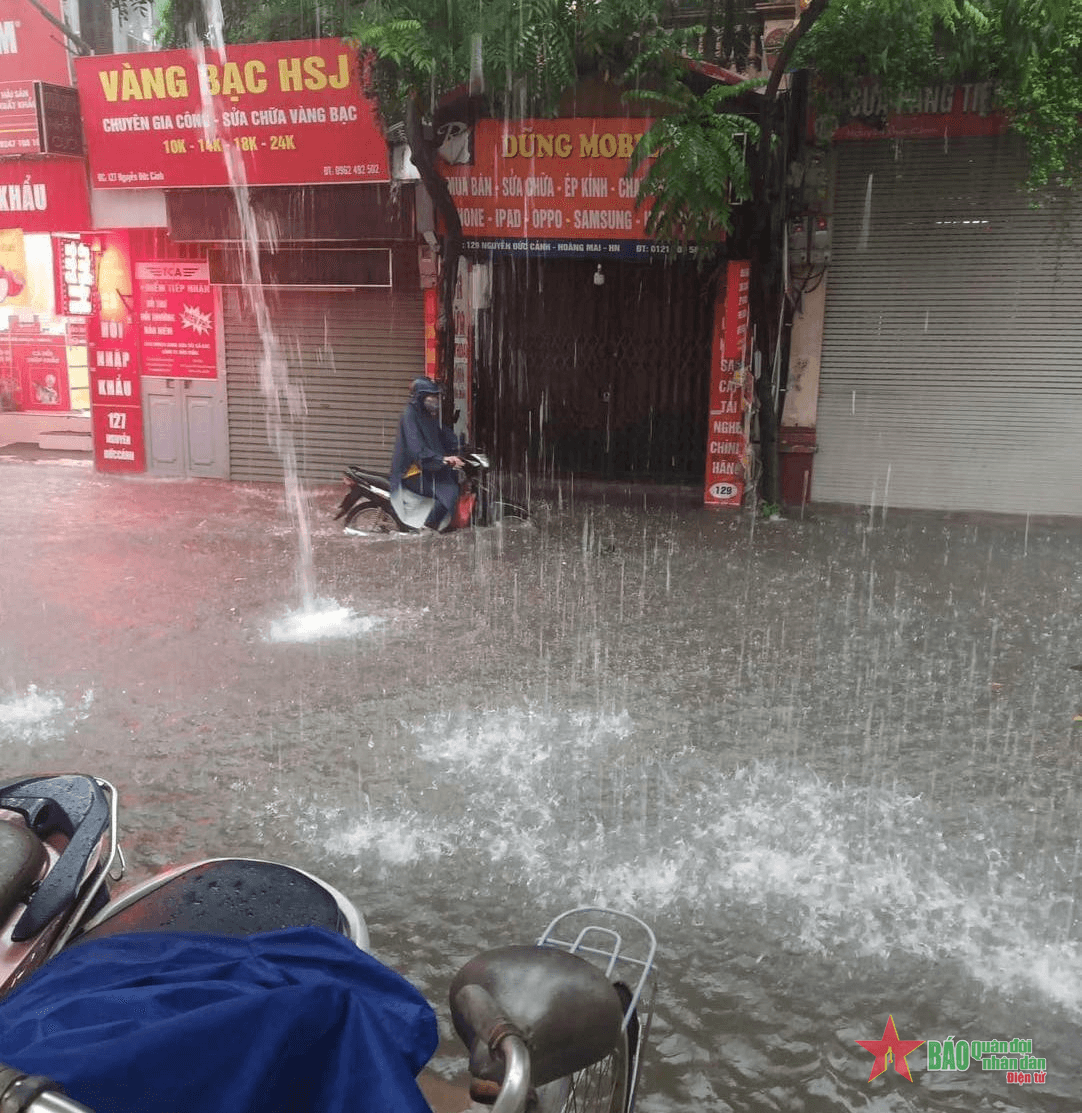 Hà Nội: Mưa lớn đầu giờ sáng, nhiều tuyến đường ngập úng, ùn tắc cục bộ ​