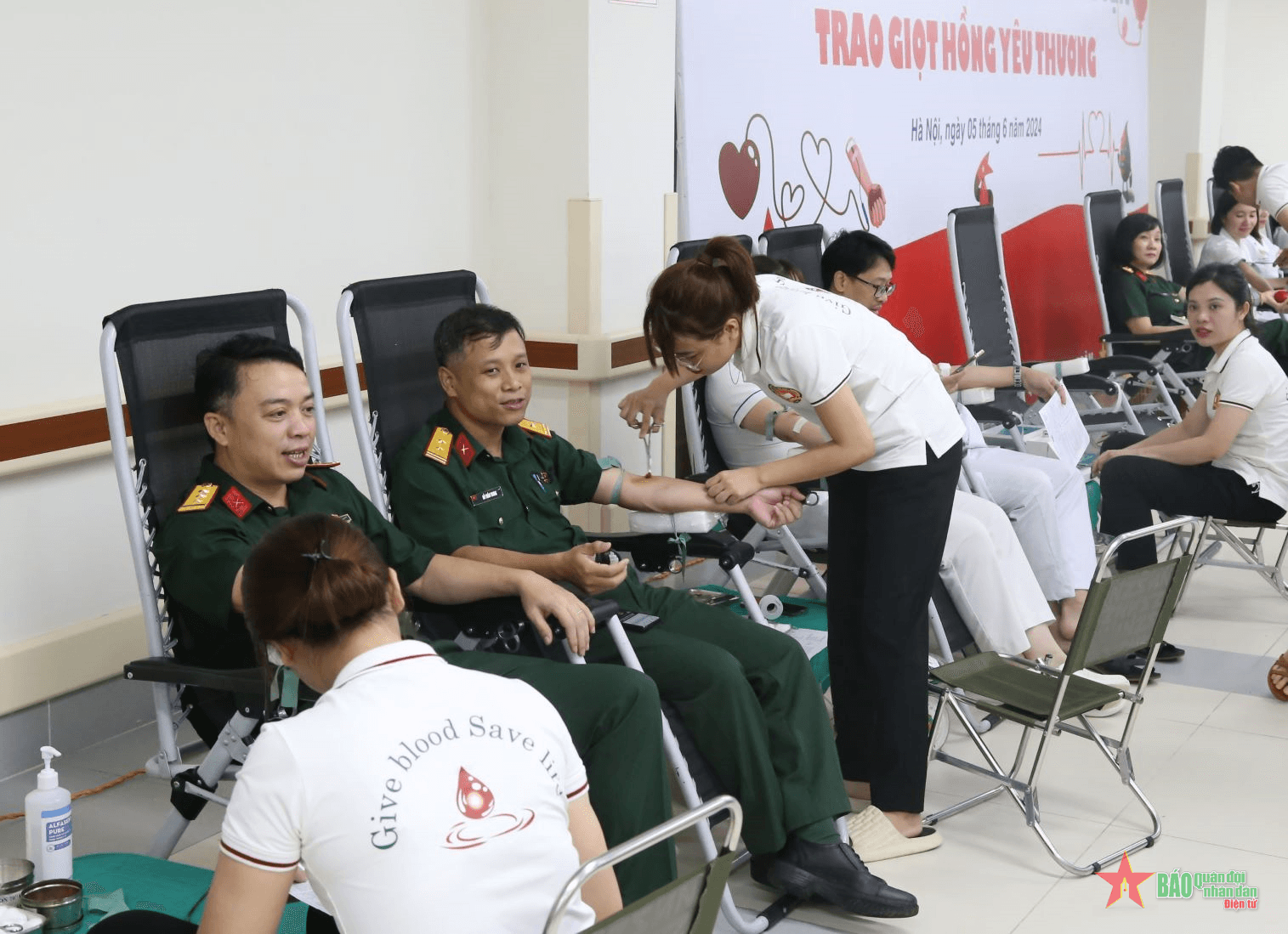 Bệnh viện Quân y 103 tổ chức ngày hội hiến máu tình nguyện

​