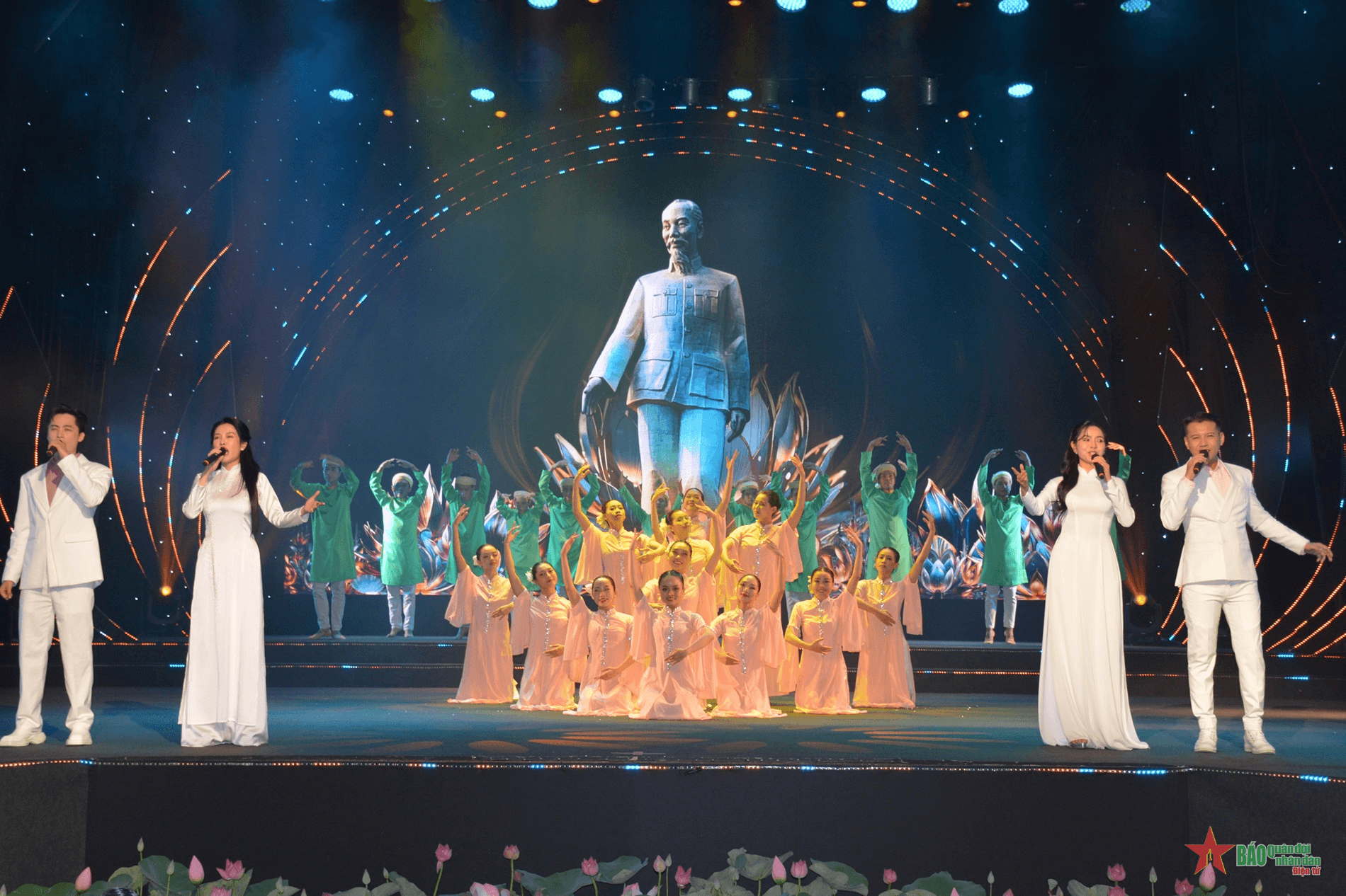 Chương trình nghệ thuật “Con đường thế kỷ Người đi” kỷ niệm 113 năm ngày Bác Hồ ra đi tìm đường cứu nước