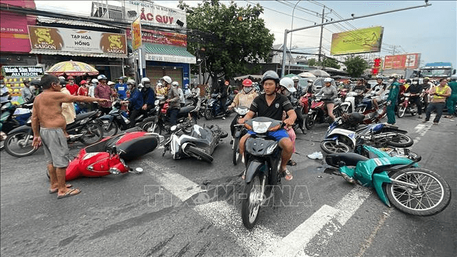 Tai nạn liên hoàn giữa xe khách chở công nhân và nhiều xe máy