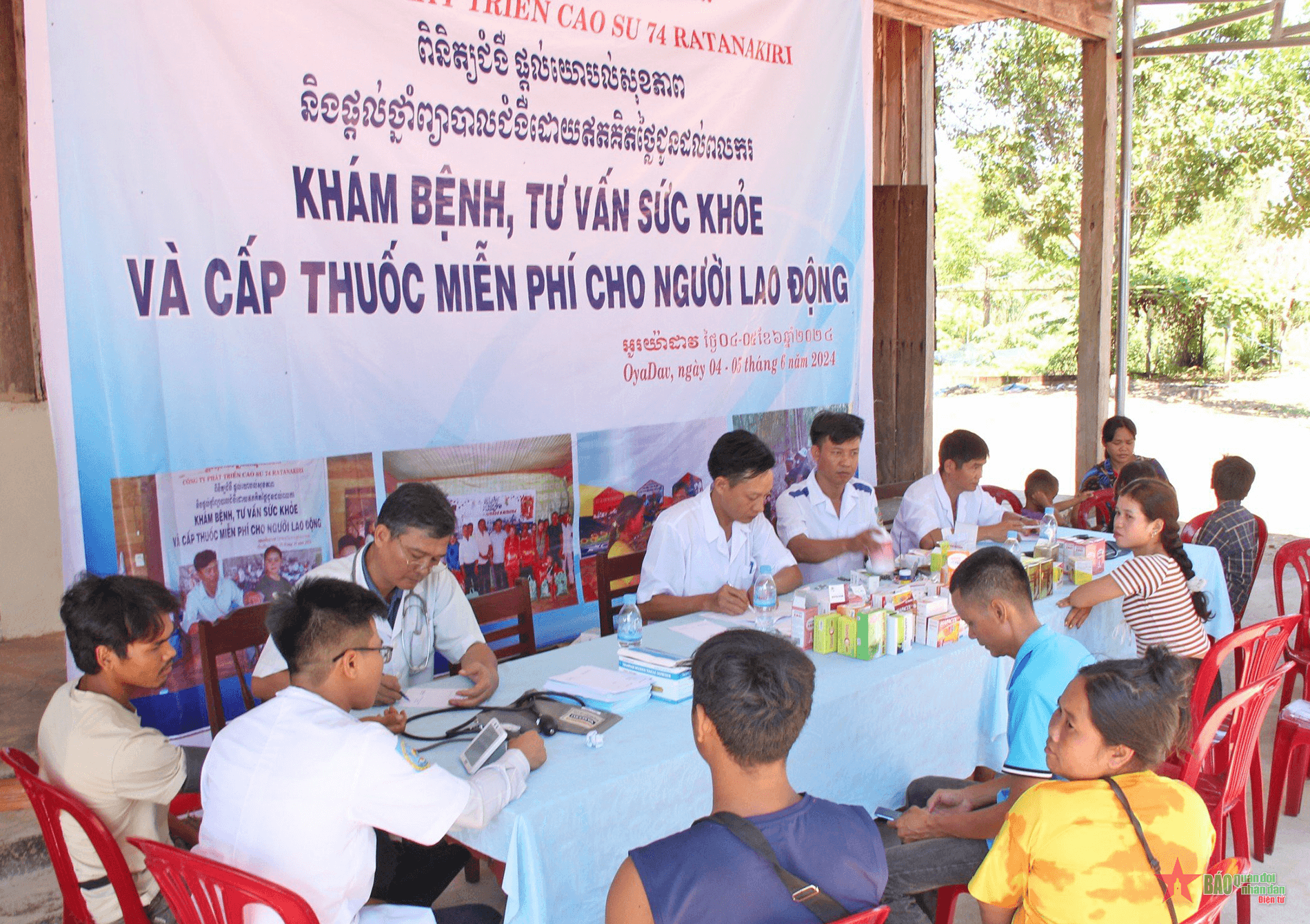 Công ty 74 khám bệnh, cấp thuốc miễn phí cho gần 500 người dân Campuchia