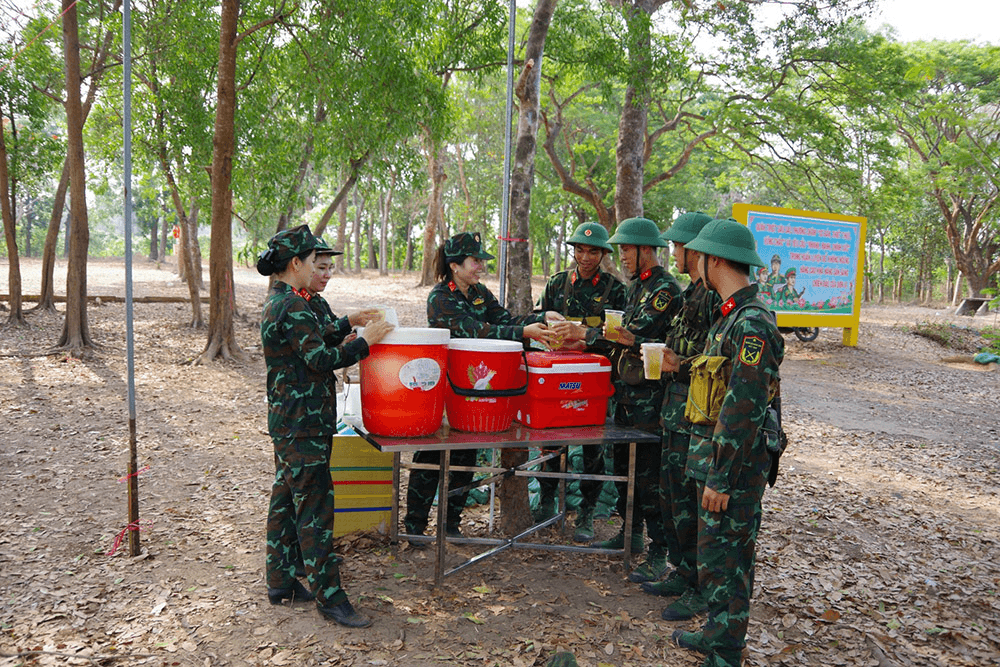 “Chén nước nghĩa tình” tiếp sức mùa huấn luyện
