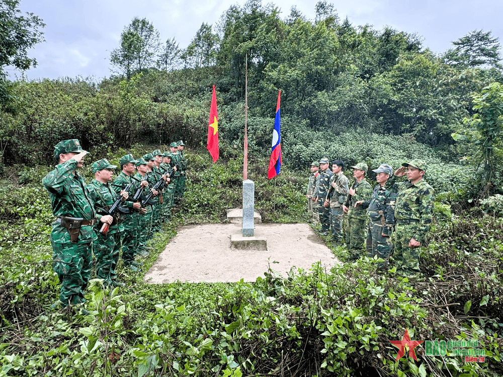 Bộ đội Biên Phòng tỉnh Nghệ An và Đại đội Biên phòng 217 (Lào) tuần tra song phương bảo vệ biên giới