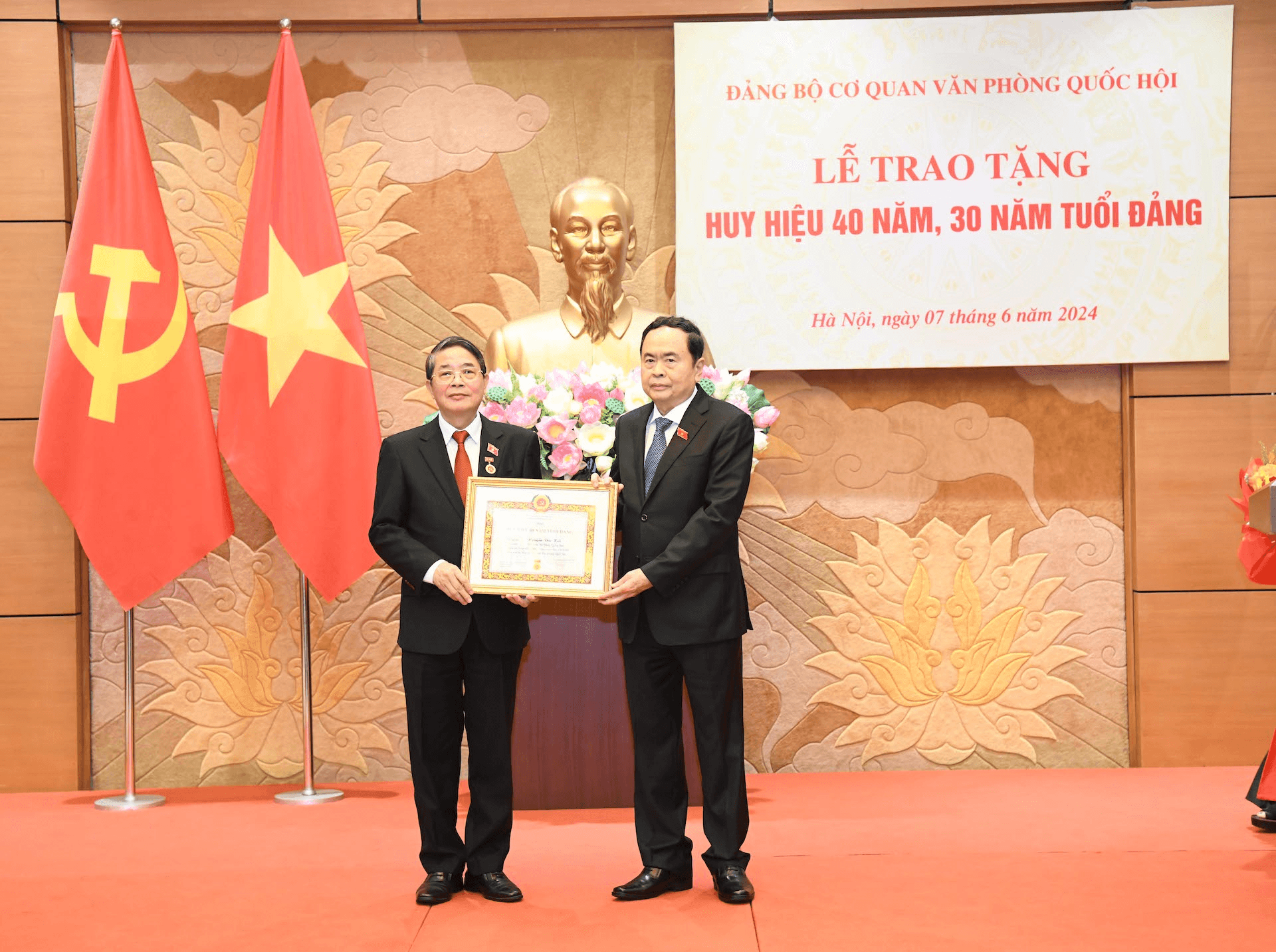 Chủ tịch Quốc hội Trần Thanh Mẫn dự Lễ trao tặng Huy hiệu 40 năm, 30 năm tuổi Đảng