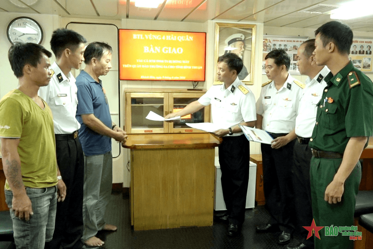 Các đơn vị của Vùng 4 Hải quân hỗ trợ ngư dân gặp nạn