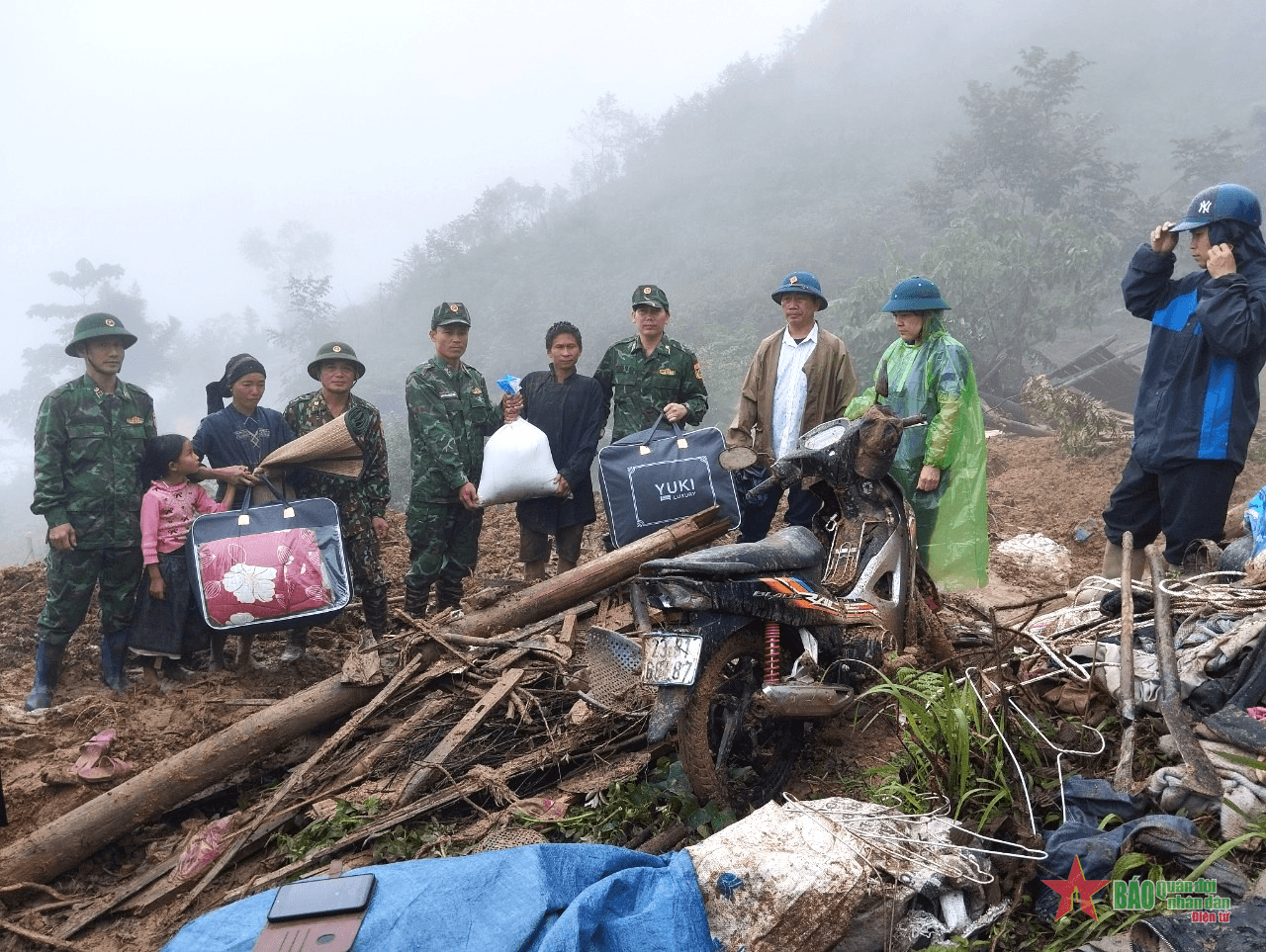 Hà Giang: Đồn Biên phòng Cửa khẩu Xín Mần kịp thời cứu, hỗ trợ người dân bị đất đá vùi lấp nhà