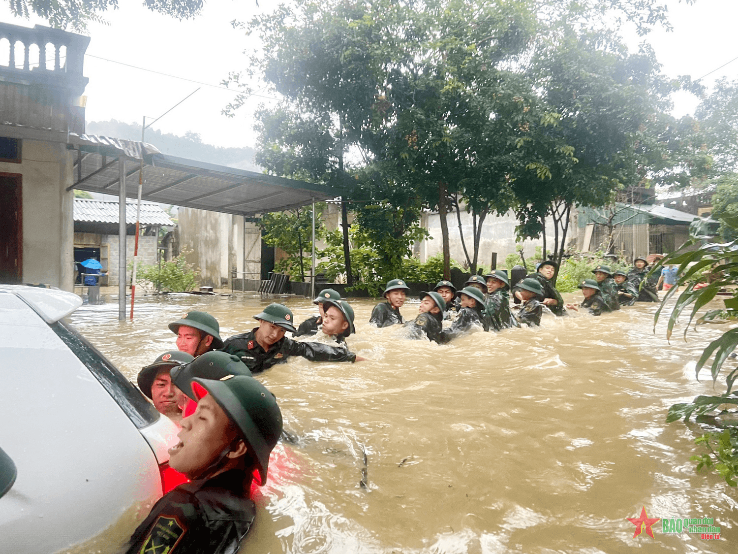 Hà Giang: Quân đội và lực lượng chức năng hỗ trợ người dân vùng ngập lụt, sạt lở