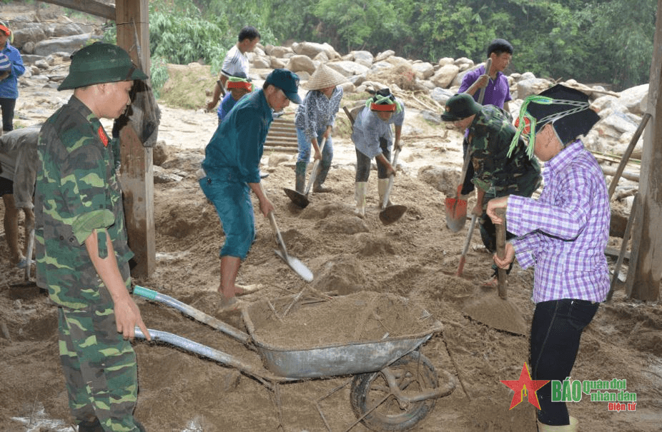 Bộ CHQS tỉnh Hà Giang giúp dân khắc phục hậu quả sau mưa lũ