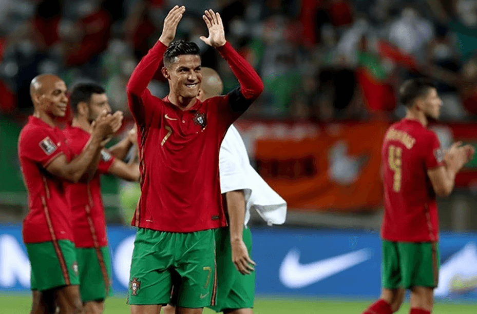 Cristiano Ronaldo - "Tiếng nói vàng" trong phòng thay đồ tuyển Bồ Đào Nha