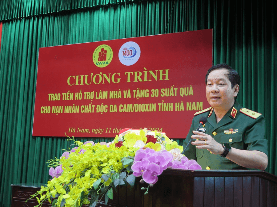 Thăm, tặng quà nạn nhân chất độc da cam tại tỉnh Hà Nam