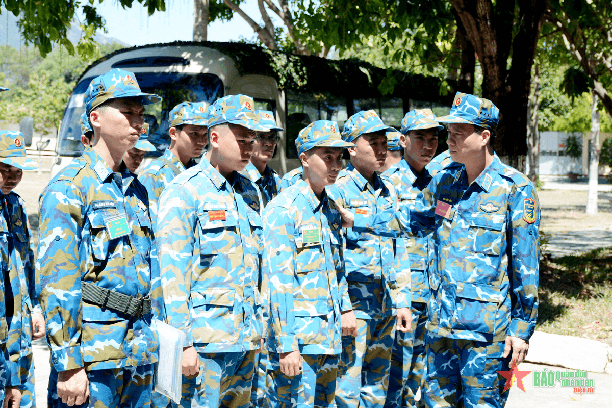 Quân chủng Phòng không-Không quân diễn tập chỉ huy tham mưu một bên, hai cấp cho các đơn vị khu vực miền Nam