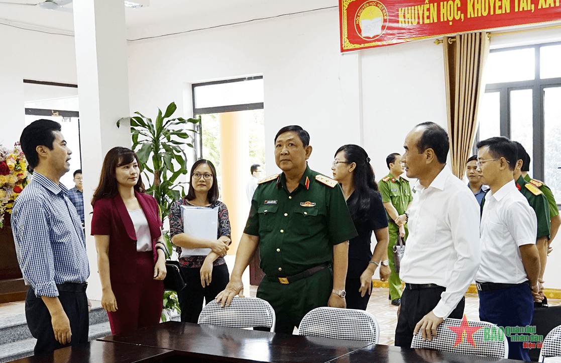 Thượng tướng Huỳnh Chiến Thắng làm việc tại Lào Cai