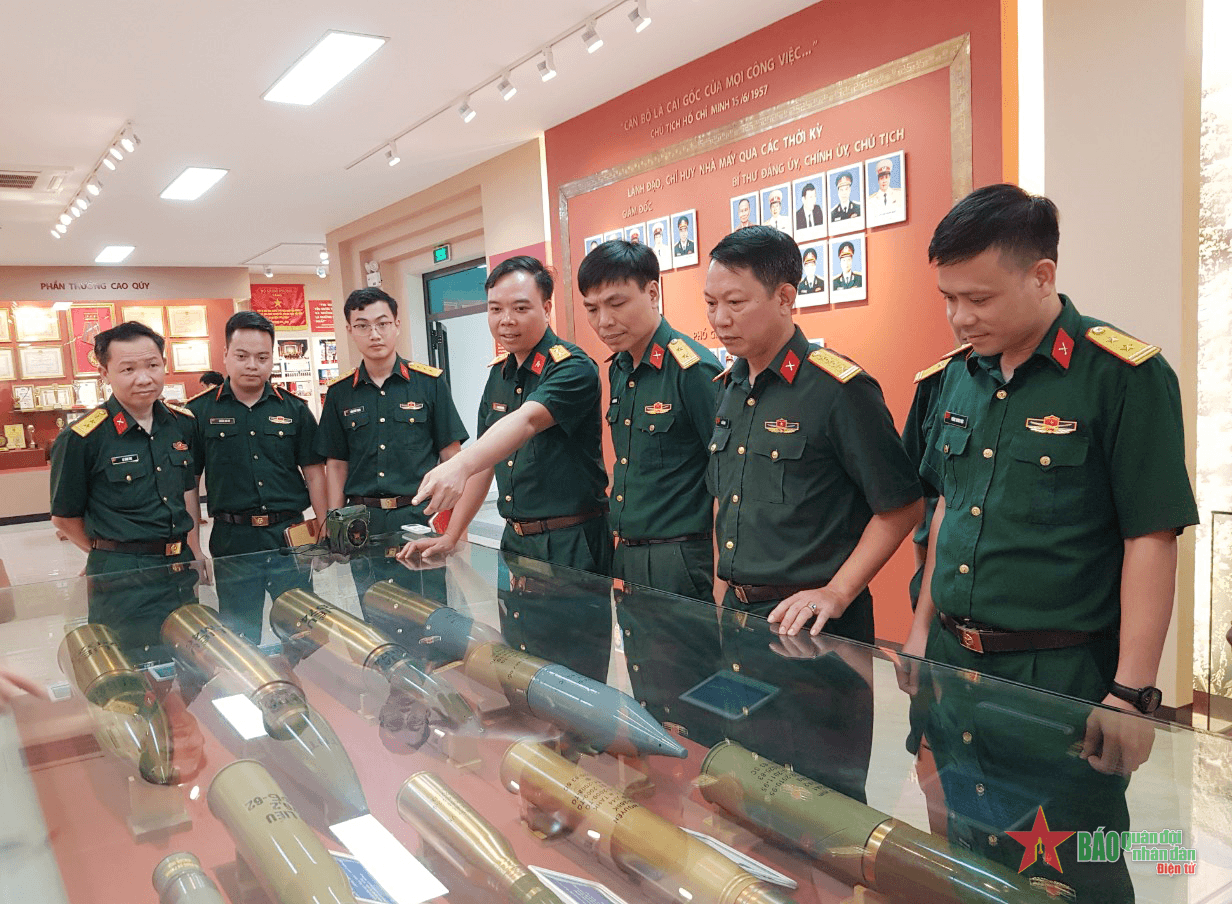 Cán bộ, giảng viên Học viện Chính trị thực tế tại Nhà máy Z183