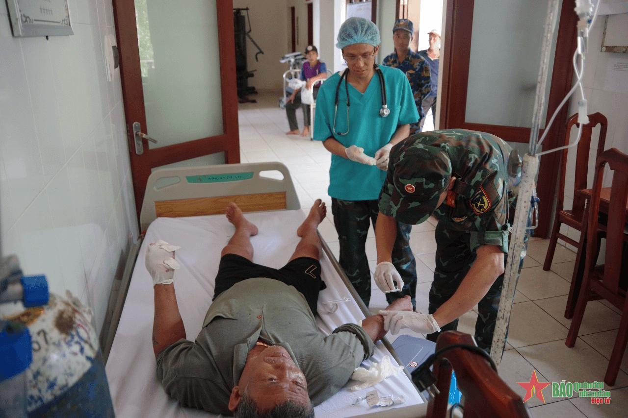 Trung tâm y tế thị trấn Trường Sa kịp thời cấp cứu ngư dân