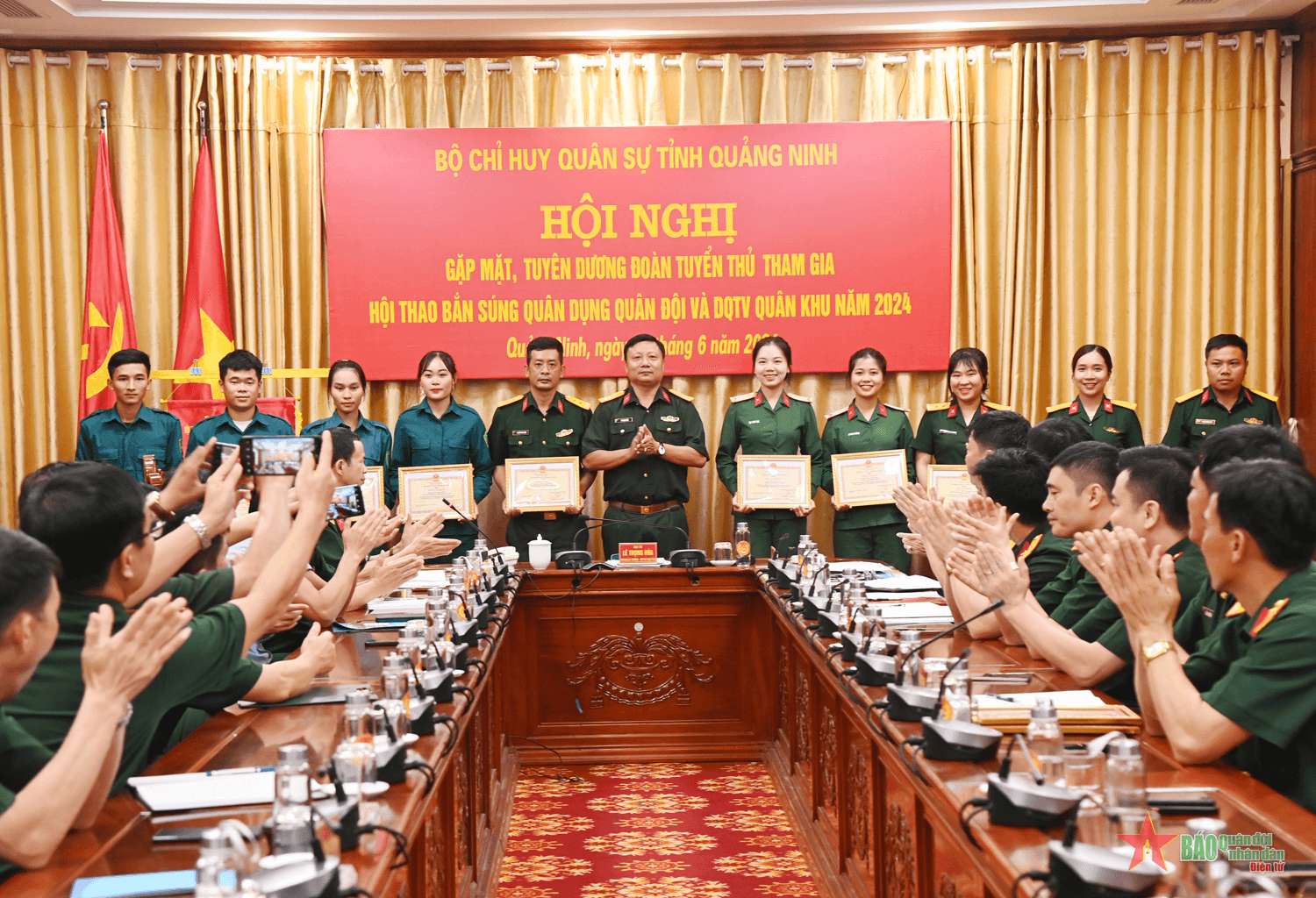 Gặp mặt, tuyên dương tuyển thủ tham gia Hội thao bắn súng quân dụng