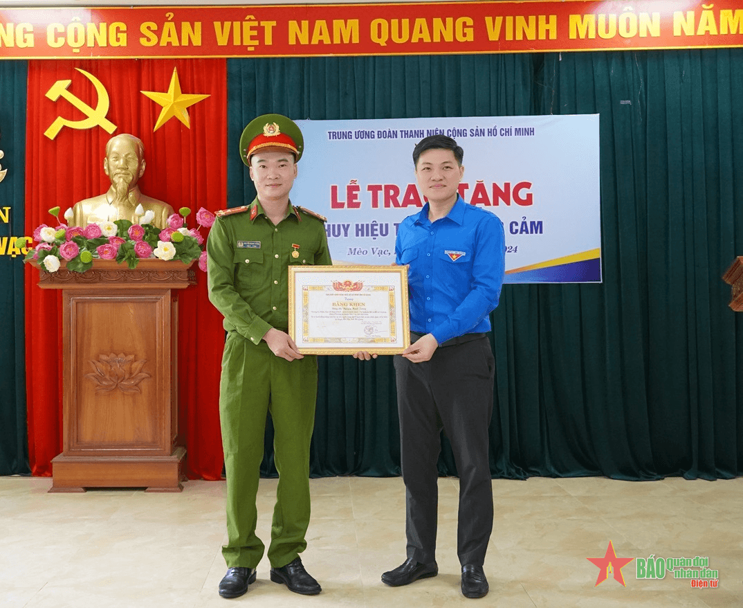 Trao Huy hiệu “Tuổi trẻ dũng cảm” tặng Thượng úy Nguyễn Mạnh Tường cứu người trong lũ dữ