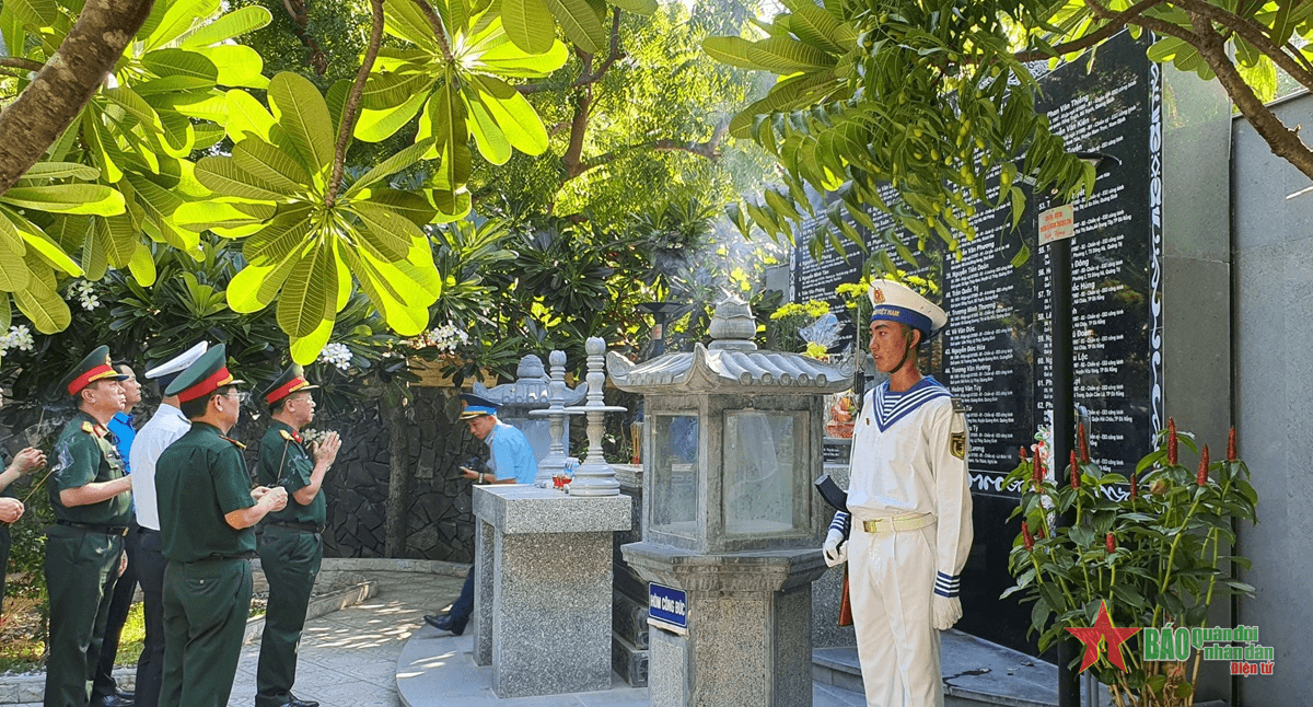 Dâng hương tưởng nhớ, tri ân chiến sĩ Gạc Ma