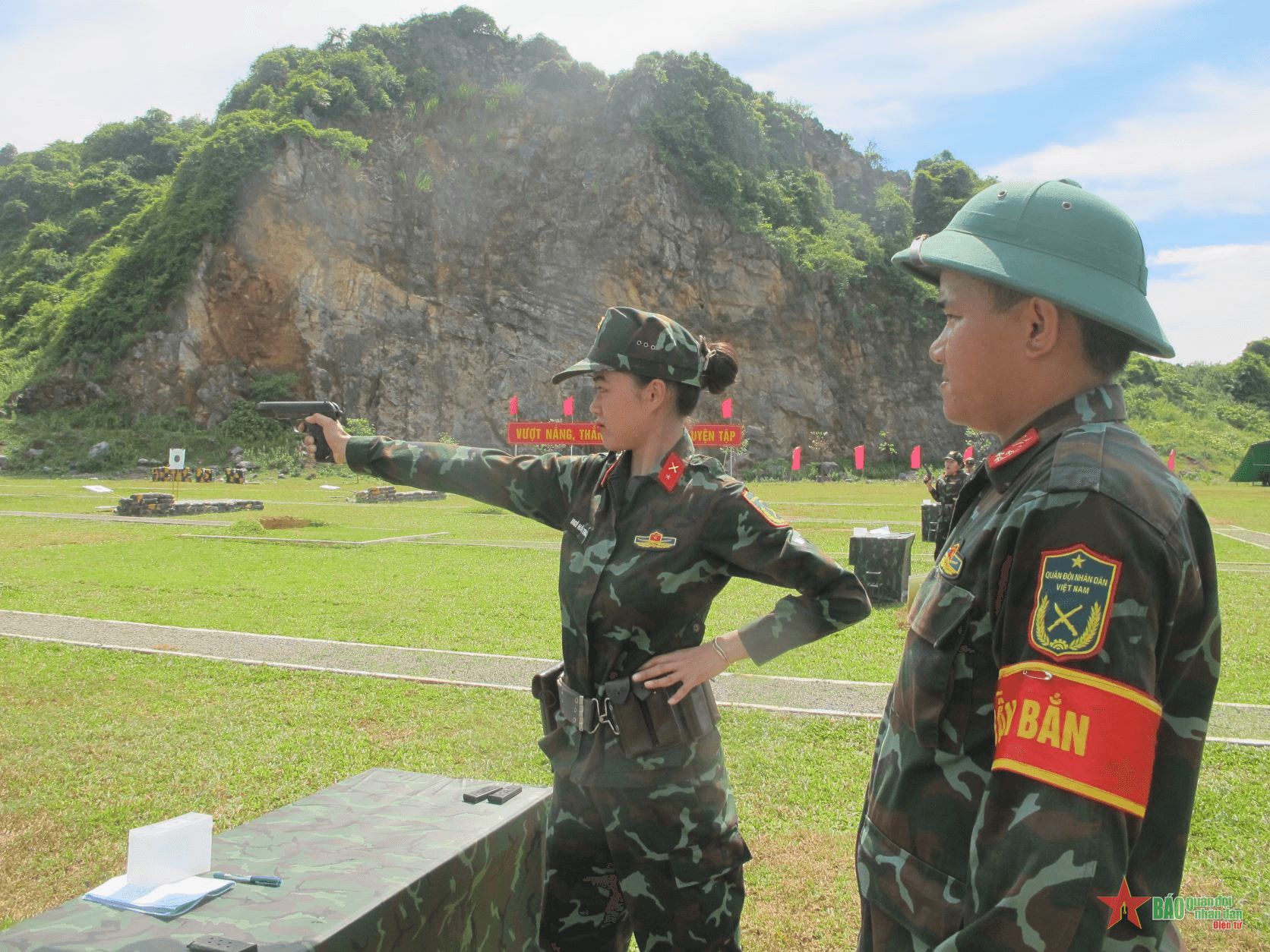 Quân khu 4: Nữ xạ thủ đua tài