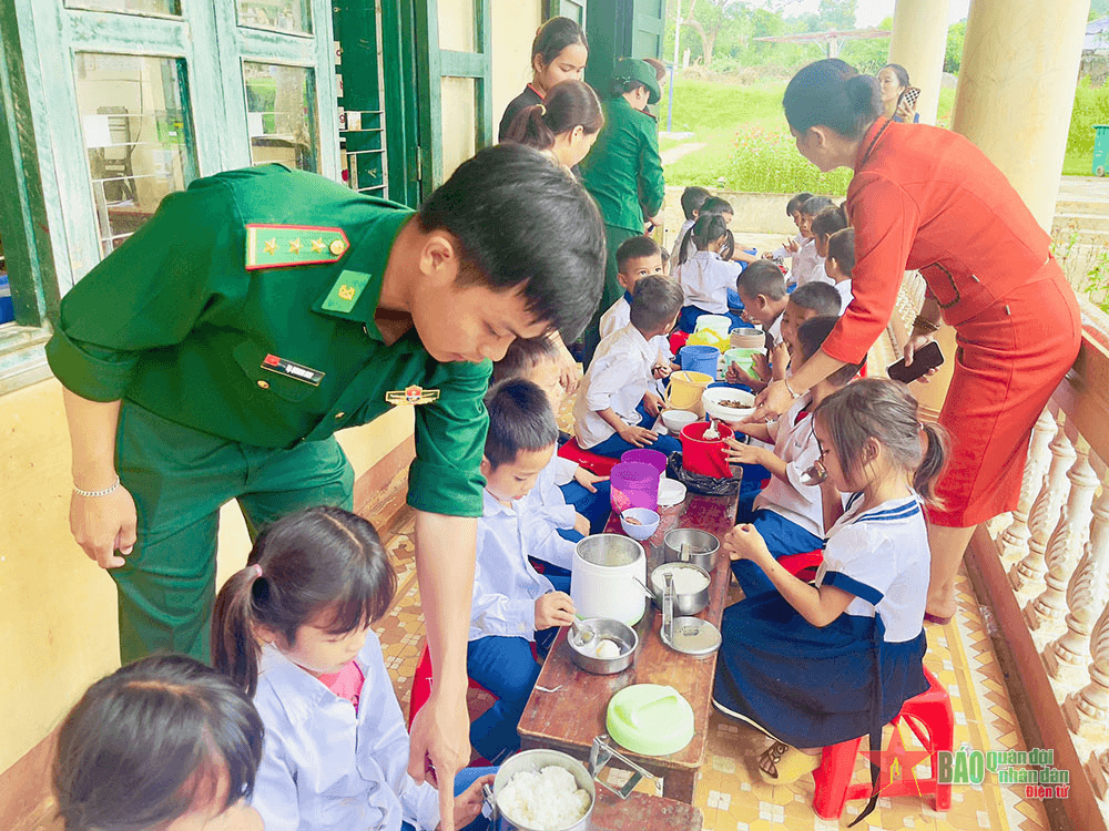 "Nồi canh yêu thương" của Bộ đội Biên phòng