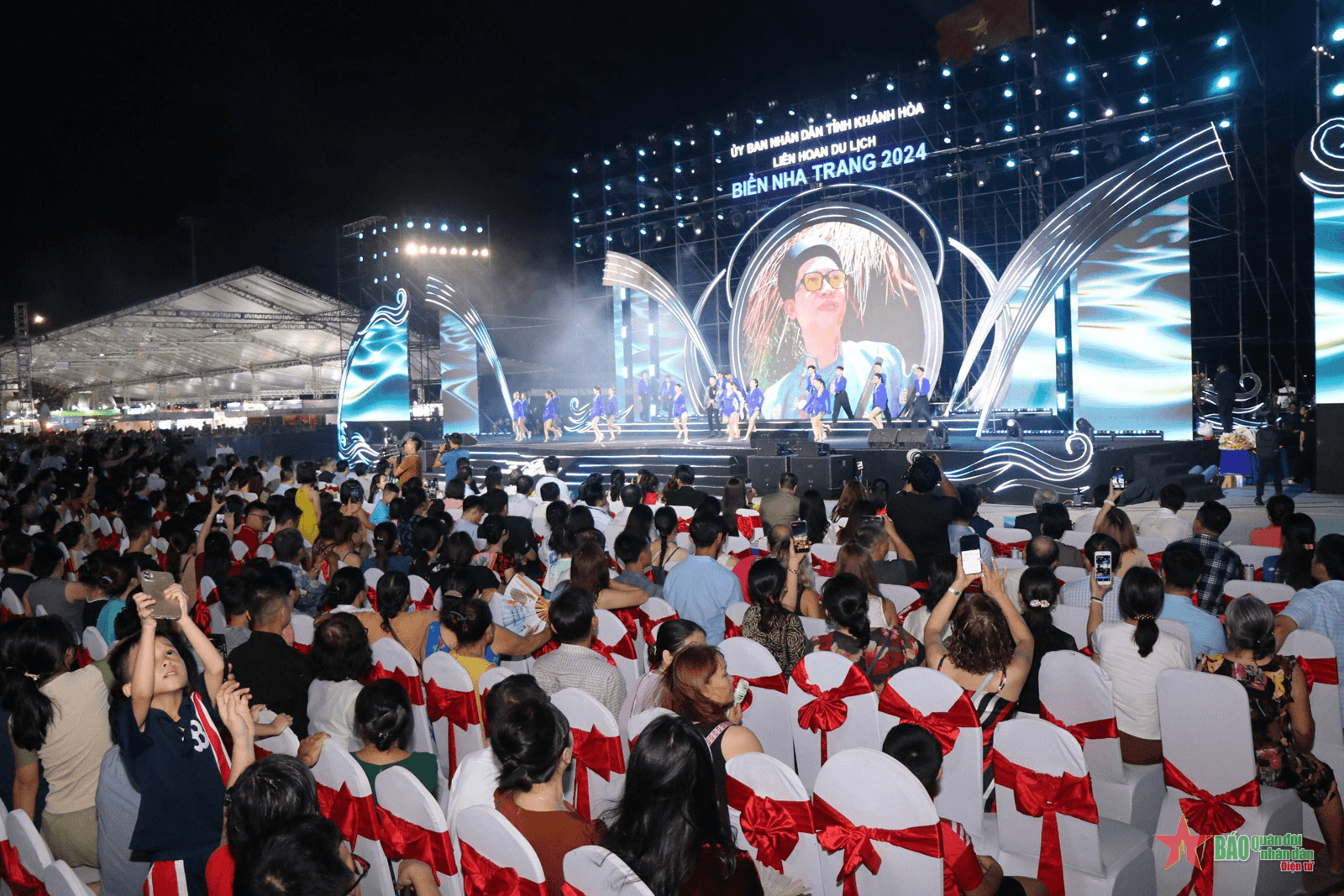 Vịnh ngọc Nha Trang bừng sáng