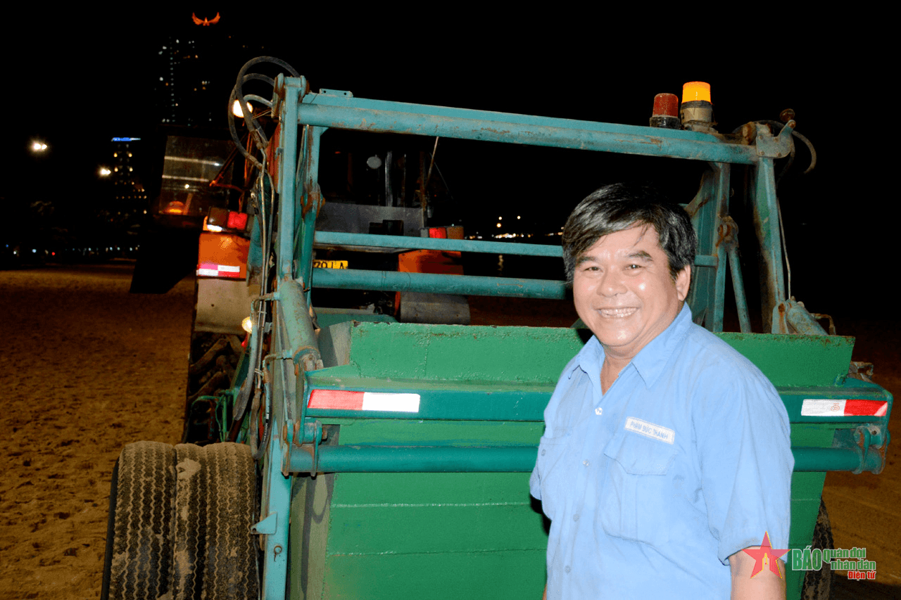 Người công nhân già với tình yêu biển