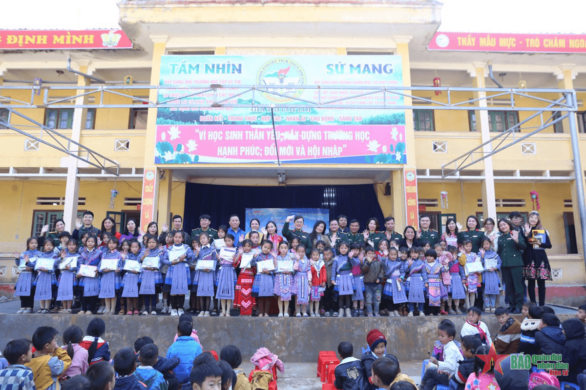 Tấm lòng của các nữ nhà báo, chiến sĩ