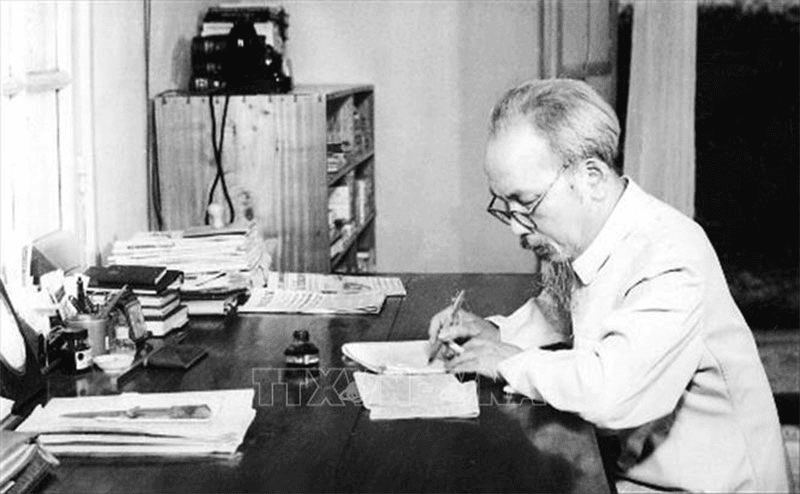 Hồ Chí Minh qua ngòi bút “Tướng Văn”