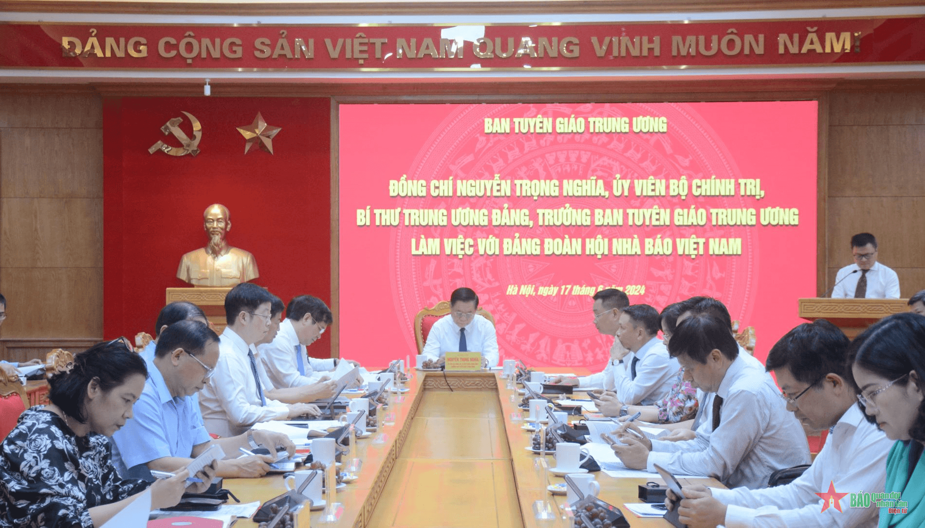 Đồng chí Nguyễn Trọng Nghĩa làm việc với Đảng đoàn Hội Nhà báo Việt Nam