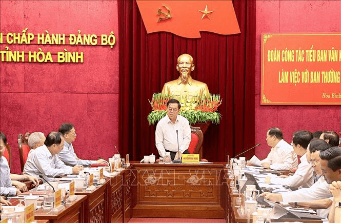 Đoàn công tác Tiểu ban Văn kiện Đại hội XIV của Đảng làm việc với Ban Thường vụ Tỉnh ủy Hòa Bình