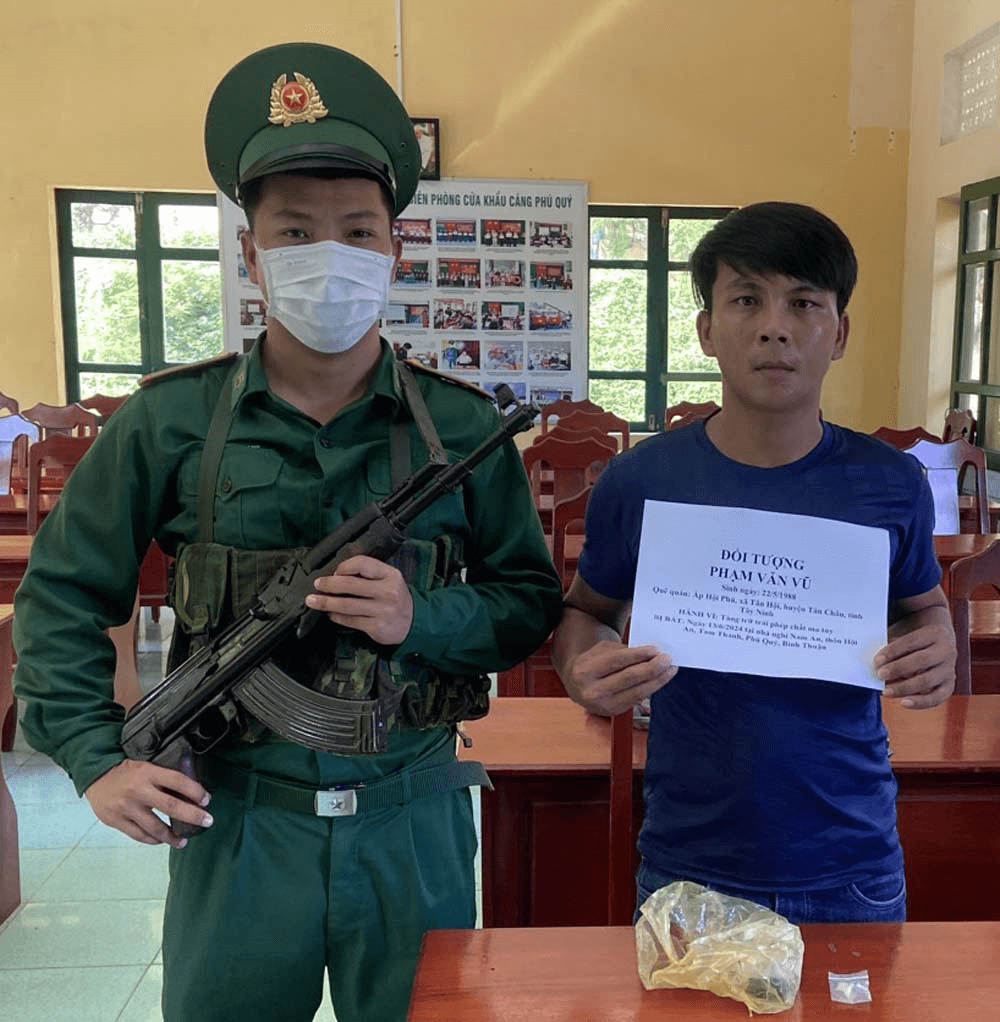 Đồn Biên phòng Cửa Khẩu cảng Phú Quý khởi tố 2 đối tượng tàng trữ ma túy
