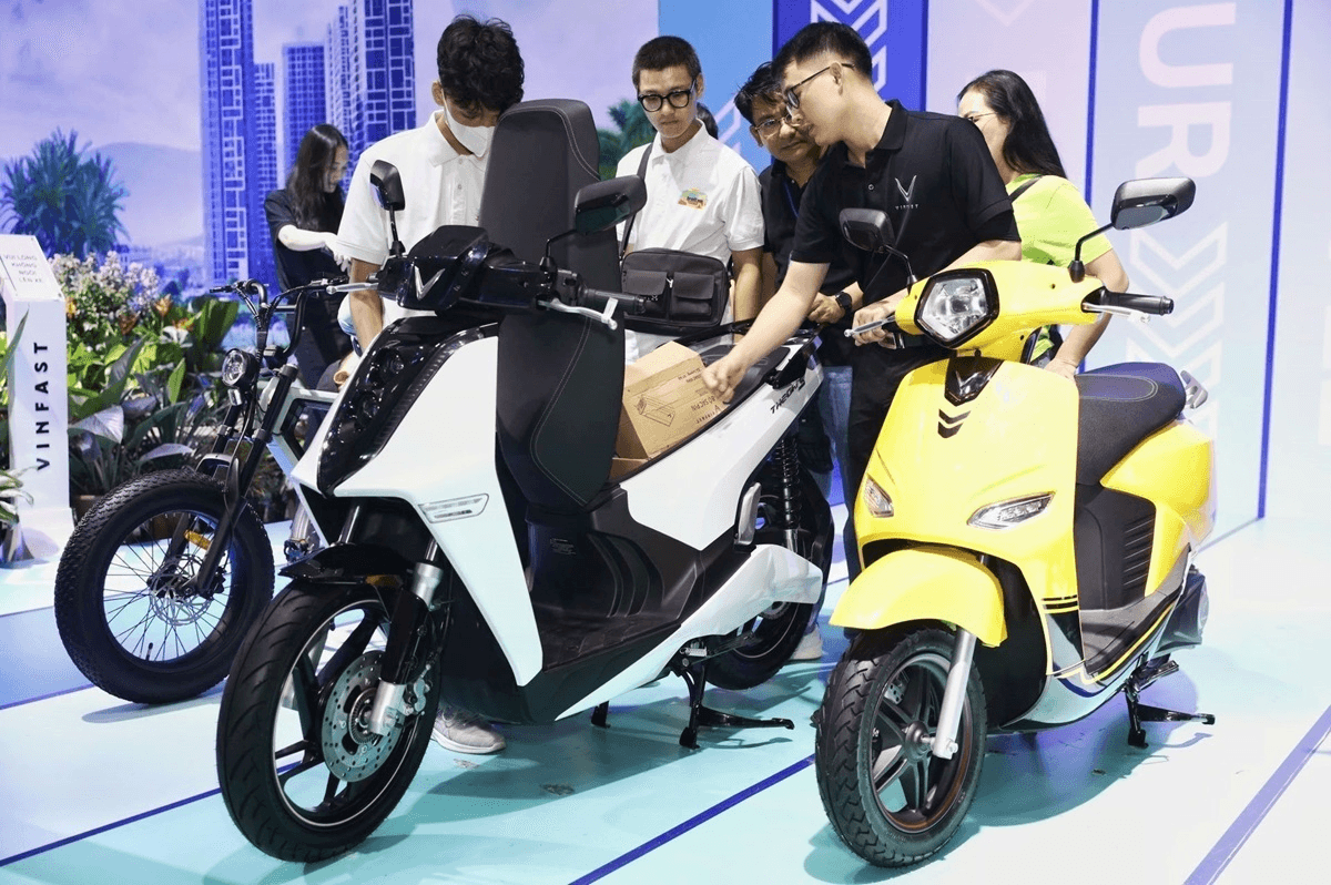 Xu hướng chọn xe máy điện của dân văn phòng
