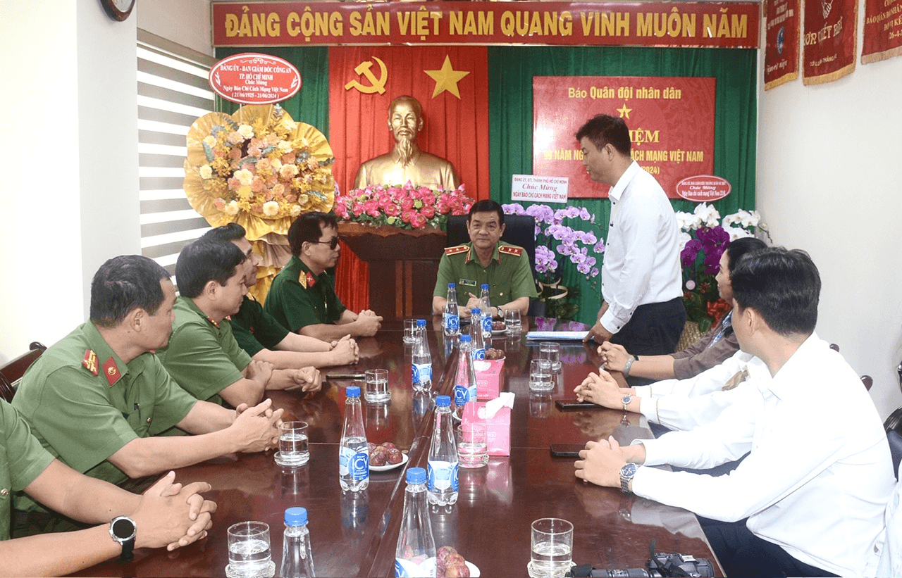 Thành phố Hồ Chí Minh và nhiều cơ quan, đơn vị thăm, chúc mừng Báo Quân đội nhân dân