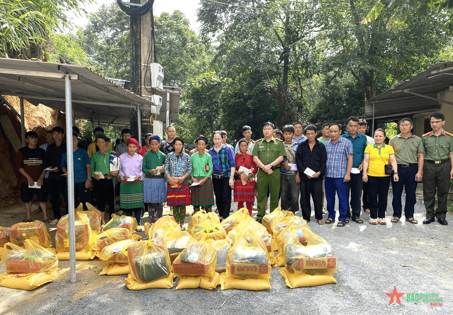 Hà Giang: Thăm hỏi, trao tặng quà các hộ thuộc diện di dời khẩn cấp